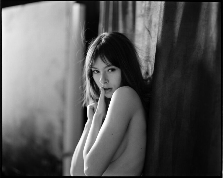 A natural light portrait session in a Brussels studio, combining digital photography with the Pentax 67 on black-and-white and colour film