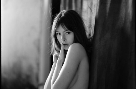 A natural light portrait session in a Brussels studio, combining digital photography with the Pentax 67 on black-and-white and colour film